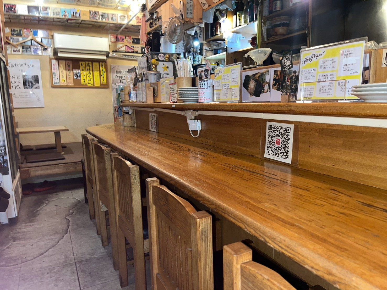 えぞまつのカウンター席。木のカウンターと椅子が並ぶ