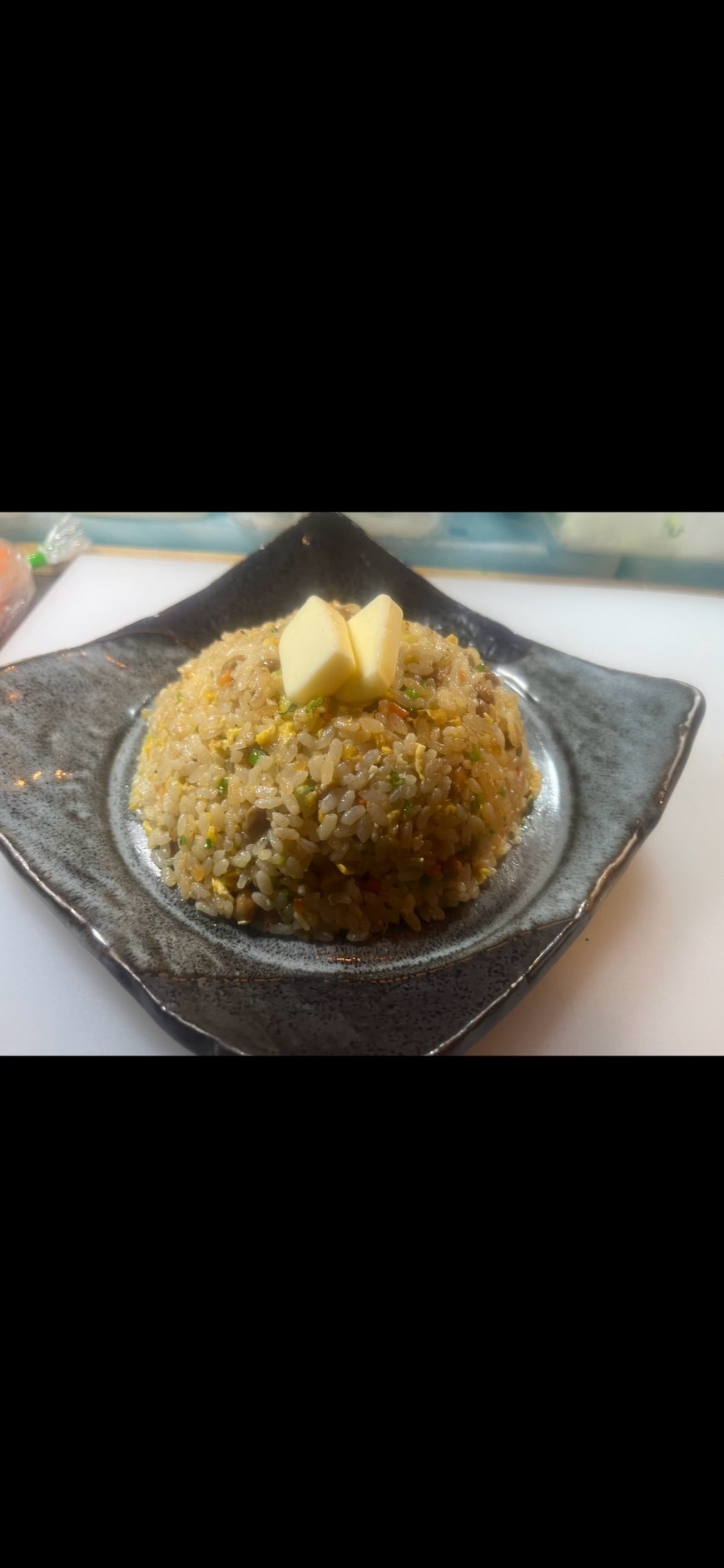納豆バターチャーハン。バターをのせた提供時の状態