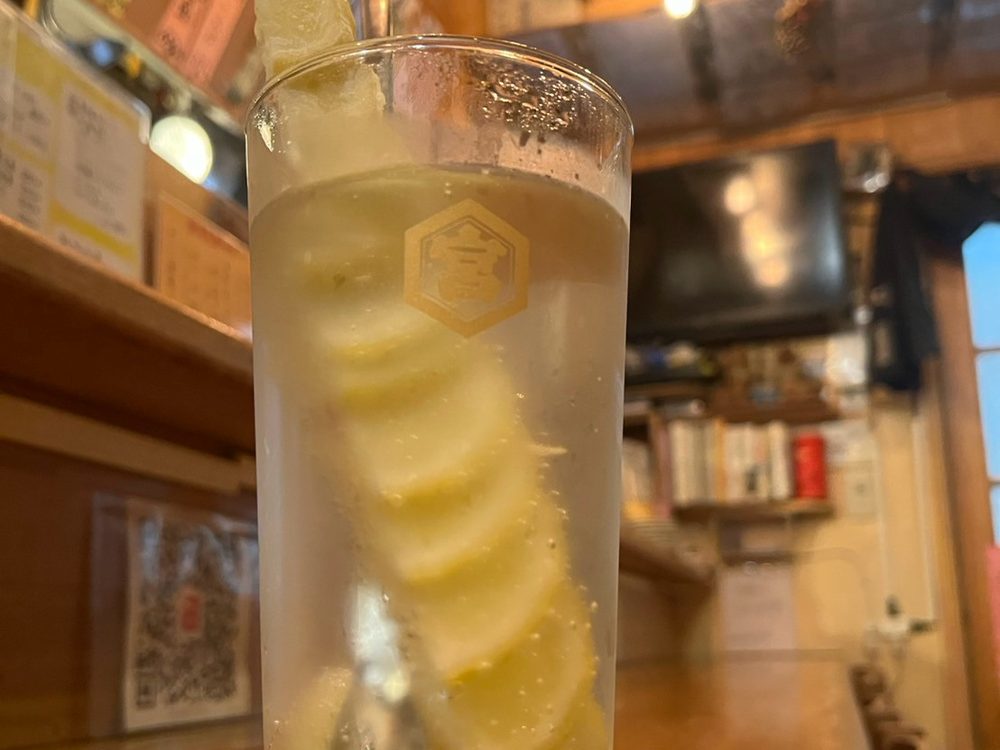 生レモンサワー。凍らせたレモンが丸ごと入っている